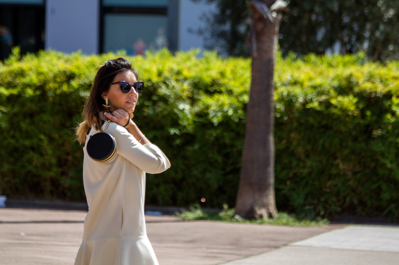 Patrones: vestido con topos XXL de color negro. Zapatos de Asos. Clutch Bimba & Lola. Gafas de sol Vans. Pendientes Parfois. Patterns: dress with black XXL tops. Asos shoes. Clutch Bimba & Lola. Sunglasses Vans. Earrings Parfois.