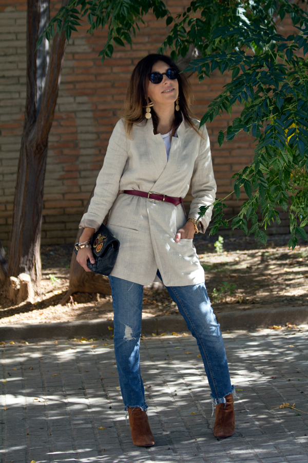 Abrigo de lino con cinturón de Zara. Jeans de Stradivarius. Botines y bolso acolchonado con parches de Zara. Pendientes de Mango. Gafas de sol de Vans. Jacket coat with Zara belt. Jeans of Stradivarius. Ankle boots and padded bag with Zara patches. Earrings of Mango. Vans sunglasses.