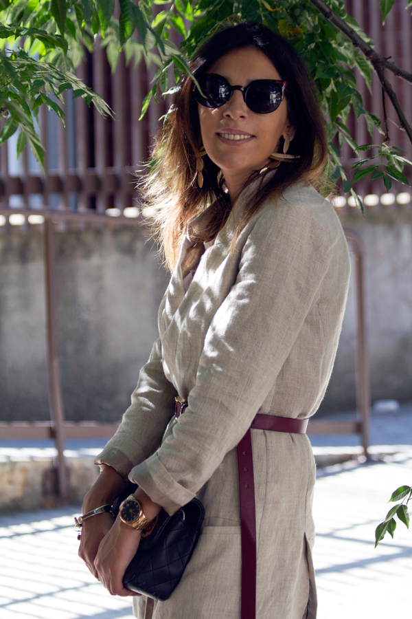 Abrigo de lino con cinturón de Zara. Jeans de Stradivarius. Botines y bolso acolchonado con parches de Zara. Pendientes de Mango. Gafas de sol de Vans. Jacket coat with Zara belt. Jeans of Stradivarius. Ankle boots and padded bag with Zara patches. Earrings of Mango. Vans sunglasses.