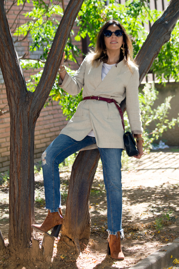 Abrigo de lino con cinturón de Zara. Jeans de Stradivarius. Botines y bolso acolchonado con parches de Zara. Pendientes de Mango. Gafas de sol de Vans. Jacket coat with Zara belt. Jeans of Stradivarius. Ankle boots and padded bag with Zara patches. Earrings of Mango. Vans sunglasses.
