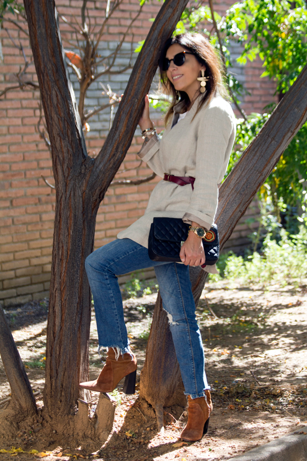 Abrigo de lino con cinturón de Zara. Jeans de Stradivarius. Botines y bolso acolchonado con parches de Zara. Pendientes de Mango. Gafas de sol de Vans. Jacket coat with Zara belt. Jeans of Stradivarius. Ankle boots and padded bag with Zara patches. Earrings of Mango. Vans sunglasses.