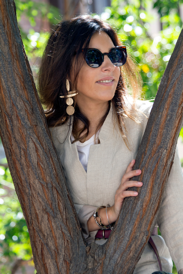Abrigo de lino con cinturón de Zara. Jeans de Stradivarius. Botines y bolso acolchonado con parches de Zara. Pendientes de Mango. Gafas de sol de Vans. Jacket coat with Zara belt. Jeans of Stradivarius. Ankle boots and padded bag with Zara patches. Earrings of Mango. Vans sunglasses.