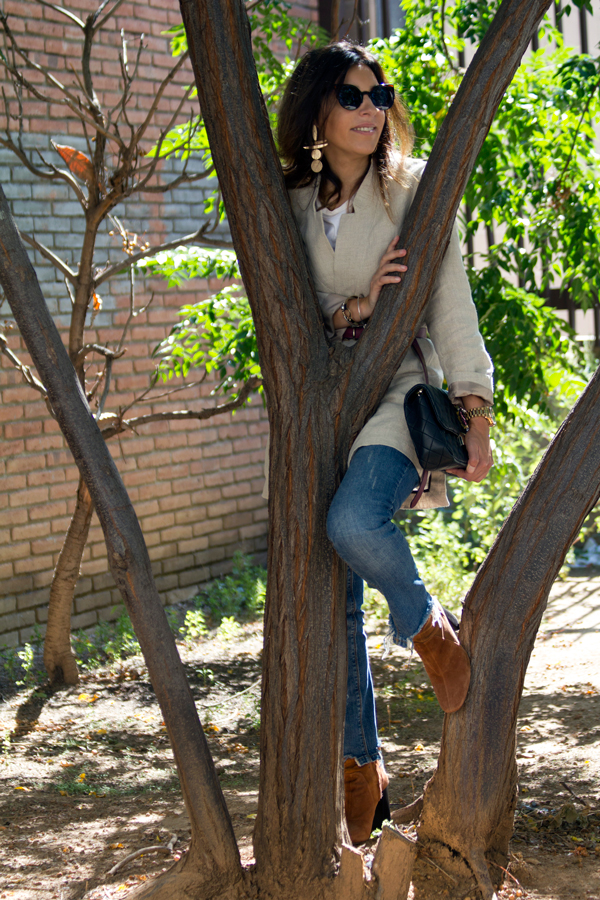 Abrigo de lino con cinturón de Zara. Jeans de Stradivarius. Botines y bolso acolchonado con parches de Zara. Pendientes de Mango. Gafas de sol de Vans. Jacket coat with Zara belt. Jeans of Stradivarius. Ankle boots and padded bag with Zara patches. Earrings of Mango. Vans sunglasses.
