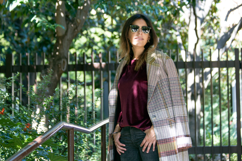 Patrones de jersey de terciopelo granate. Jeans negros de Zara. Botines negros de Zara. Abrigo de Zara. Bolso Zara. Pendientes Mango. Gafas de sol Ray Ban. Patterns of garnet velvet jersey. Black Jeans by Zara. Black Zara Booties. Shelter of Zara. Zara bag. Earrings Mango. Ray Ban Sunglasses.