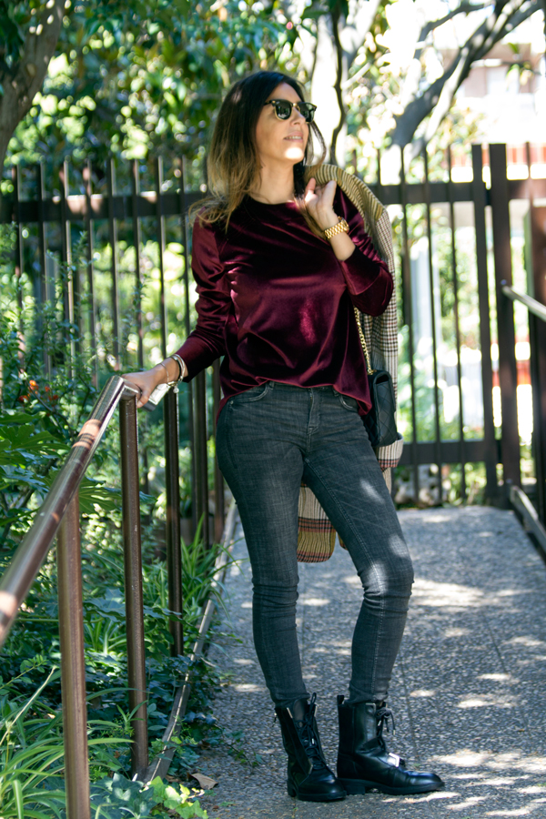 Patrones de jersey de terciopelo granate. Jeans negros de Zara. Botines negros de Zara. Abrigo de Zara. Bolso Zara. Pendientes Mango. Gafas de sol Ray Ban. Patterns of garnet velvet jersey. Black Jeans by Zara. Black Zara Booties. Shelter of Zara. Zara bag. Earrings Mango. Ray Ban Sunglasses.