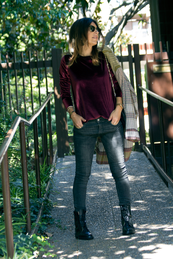 Patrones de jersey de terciopelo granate. Jeans negros de Zara. Botines negros de Zara. Abrigo de Zara. Bolso Zara. Pendientes Mango. Gafas de sol Ray Ban. Patterns of garnet velvet jersey. Black Jeans by Zara. Black Zara Booties. Shelter of Zara. Zara bag. Earrings Mango. Ray Ban Sunglasses.