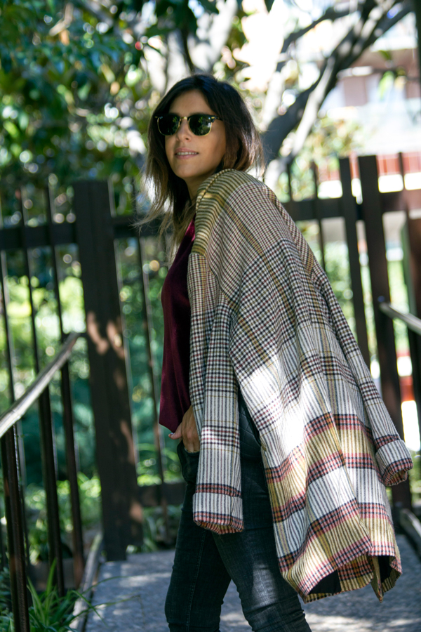 Patrones de jersey de terciopelo granate. Jeans negros de Zara. Botines negros de Zara. Abrigo de Zara. Bolso Zara. Pendientes Mango. Gafas de sol Ray Ban. Patterns of garnet velvet jersey. Black Jeans by Zara. Black Zara Booties. Shelter of Zara. Zara bag. Earrings Mango. Ray Ban Sunglasses.