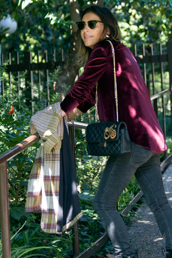 Patrones de jersey de terciopelo granate. Jeans negros de Zara. Botines negros de Zara. Abrigo de Zara. Bolso Zara. Pendientes Mango. Gafas de sol Ray Ban. Patterns of garnet velvet jersey. Black Jeans by Zara. Black Zara Booties. Shelter of Zara. Zara bag. Earrings Mango. Ray Ban Sunglasses.