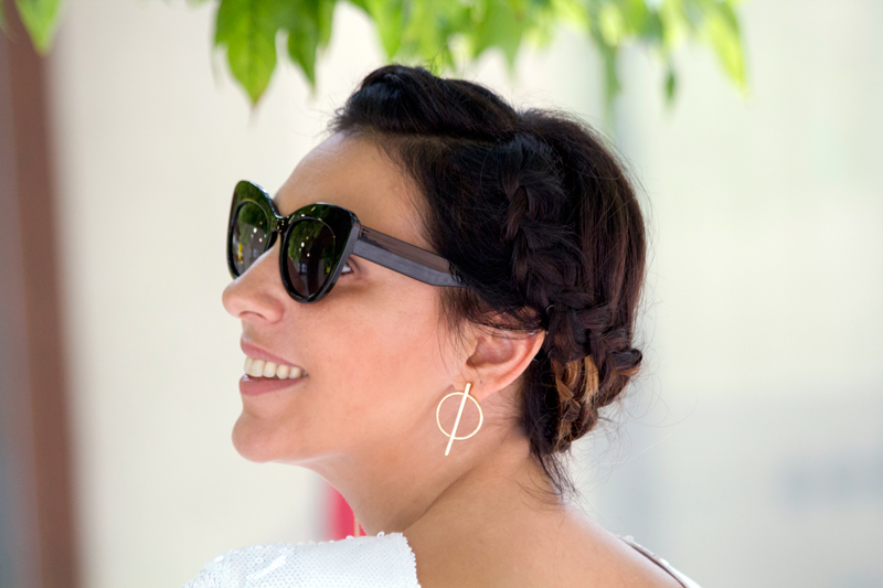 Peinado creado por Maxime Perruquers. Patrones jersey blanco de lentejuelas. Jeans de Zara. Estiletos rosas de Zara. Clucth de Bimba & Lola. Gafas de sol de Mango. Pendientes de Mango. Hairstyle created by Maxime Perruquers. Patterns white sequin sweater. Jeans of Zara. Pink stilettos of Zara. Clutch of Bimba & Lola. Mango sunglasses. Earrings of Mango.