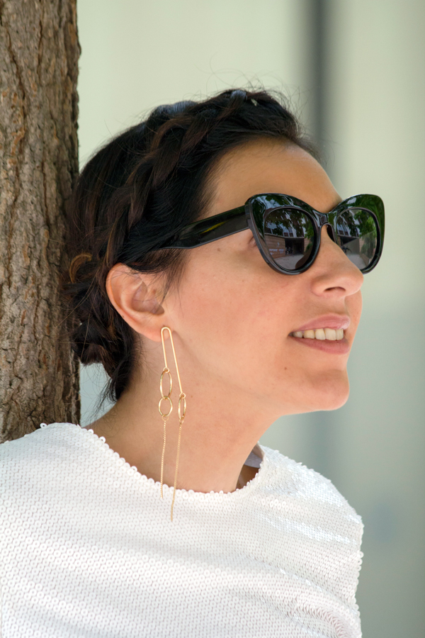 Peinado creado por Maxime Perruquers. Patrones jersey blanco de lentejuelas. Jeans de Zara. Estiletos rosas de Zara. Clucth de Bimba & Lola. Gafas de sol de Mango. Pendientes de Mango. Hairstyle created by Maxime Perruquers. Patterns white sequin sweater. Jeans of Zara. Pink stilettos of Zara. Clutch of Bimba & Lola. Mango sunglasses. Earrings of Mango.