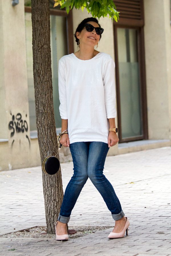 Peinado creado por Maxime Perruquers. Patrones jersey blanco de lentejuelas. Jeans de Zara. Estiletos rosas de Zara. Clucth de Bimba & Lola. Gafas de sol de Mango. Pendientes de Mango. Hairstyle created by Maxime Perruquers. Patterns white sequin sweater. Jeans of Zara. Pink stilettos of Zara. Clutch of Bimba & Lola. Mango sunglasses. Earrings of Mango.
