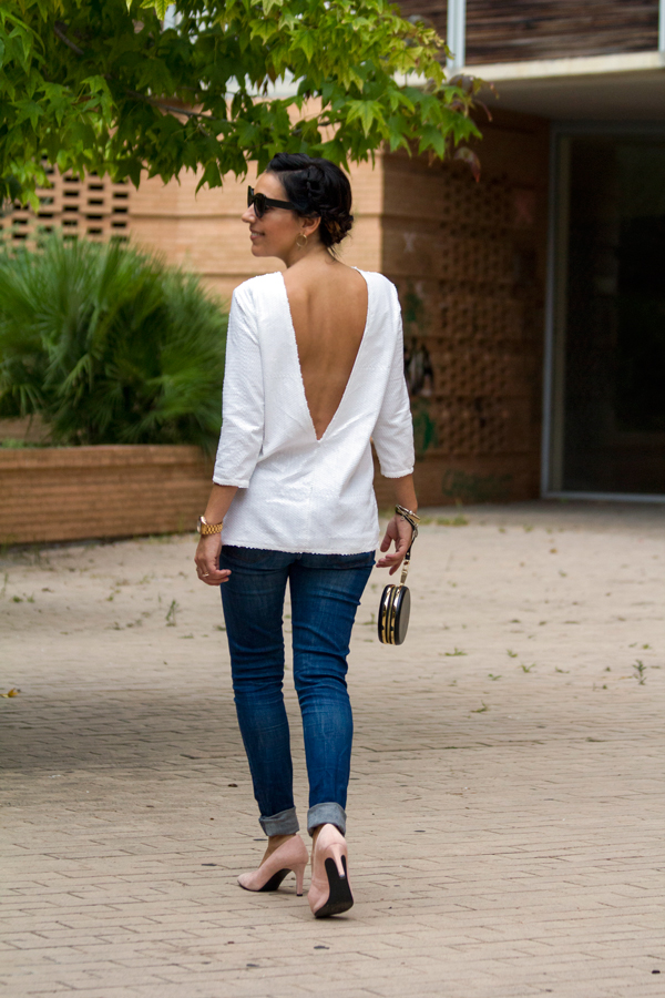 Peinado creado por Maxime Perruquers. Patrones jersey blanco de lentejuelas. Jeans de Zara. Estiletos rosas de Zara. Clucth de Bimba & Lola. Gafas de sol de Mango. Pendientes de Mango. Hairstyle created by Maxime Perruquers. Patterns white sequin sweater. Jeans of Zara. Pink stilettos of Zara. Clutch of Bimba & Lola. Mango sunglasses. Earrings of Mango.