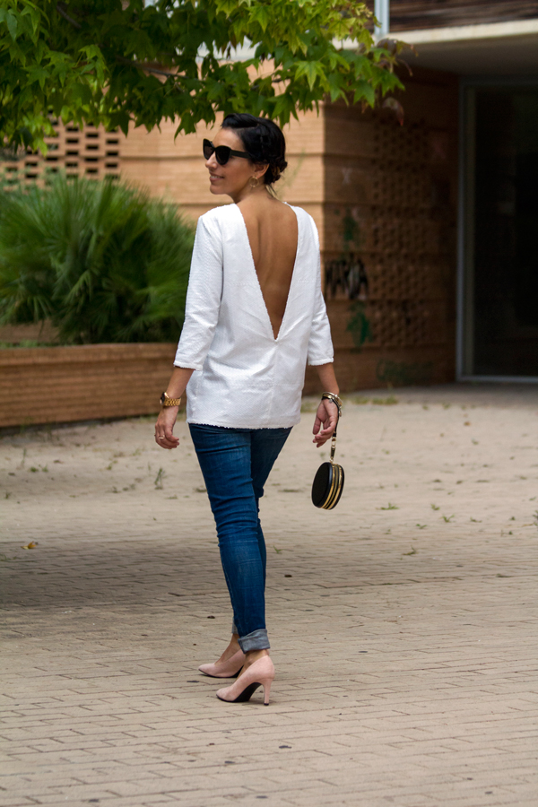 Peinado creado por Maxime Perruquers. Patrones jersey blanco de lentejuelas. Jeans de Zara. Estiletos rosas de Zara. Clucth de Bimba & Lola. Gafas de sol de Mango. Pendientes de Mango. Hairstyle created by Maxime Perruquers. Patterns white sequin sweater. Jeans of Zara. Pink stilettos of Zara. Clutch of Bimba & Lola. Mango sunglasses. Earrings of Mango.