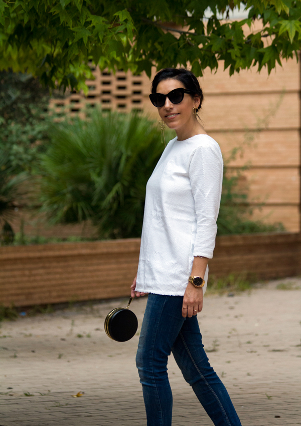 Peinado creado por Maxime Perruquers. Patrones jersey blanco de lentejuelas. Jeans de Zara. Estiletos rosas de Zara. Clucth de Bimba & Lola. Gafas de sol de Mango. Pendientes de Mango. Hairstyle created by Maxime Perruquers. Patterns white sequin sweater. Jeans of Zara. Pink stilettos of Zara. Clutch of Bimba & Lola. Mango sunglasses. Earrings of Mango.