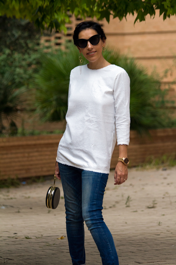 Peinado creado por Maxime Perruquers. Patrones jersey blanco de lentejuelas. Jeans de Zara. Estiletos rosas de Zara. Clucth de Bimba & Lola. Gafas de sol de Mango. Pendientes de Mango. Hairstyle created by Maxime Perruquers. Patterns white sequin sweater. Jeans of Zara. Pink stilettos of Zara. Clutch of Bimba & Lola. Mango sunglasses. Earrings of Mango.
