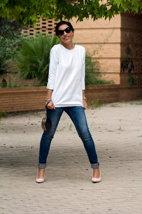 Peinado creado por Maxime Perruquers. Patrones jersey blanco de lentejuelas. Jeans de Zara. Estiletos rosas de Zara. Clucth de Bimba & Lola. Gafas de sol de Mango. Pendientes de Mango. Hairstyle created by Maxime Perruquers. Patterns white sequin sweater. Jeans of Zara. Pink stilettos of Zara. Clutch of Bimba & Lola. Mango sunglasses. Earrings of Mango.