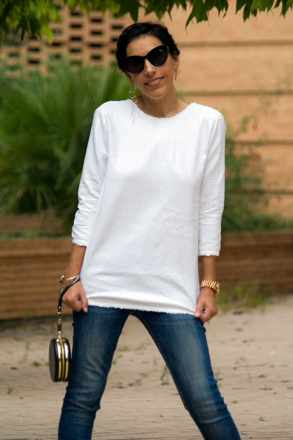 Peinado creado por Maxime Perruquers. Patrones jersey blanco de lentejuelas. Jeans de Zara. Estiletos rosas de Zara. Clucth de Bimba & Lola. Gafas de sol de Mango. Pendientes de Mango. Hairstyle created by Maxime Perruquers. Patterns white sequin sweater. Jeans of Zara. Pink stilettos of Zara. Clutch of Bimba & Lola. Mango sunglasses. Earrings of Mango.