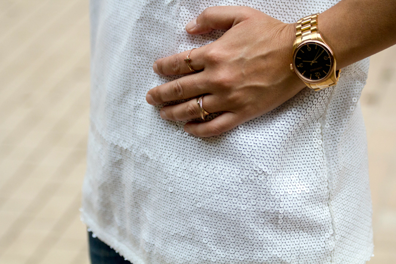 Peinado creado por Maxime Perruquers. Patrones jersey blanco de lentejuelas. Jeans de Zara. Estiletos rosas de Zara. Clucth de Bimba & Lola. Gafas de sol de Mango. Pendientes de Mango. Hairstyle created by Maxime Perruquers. Patterns white sequin sweater. Jeans of Zara. Pink stilettos of Zara. Clutch of Bimba & Lola. Mango sunglasses. Earrings of Mango.