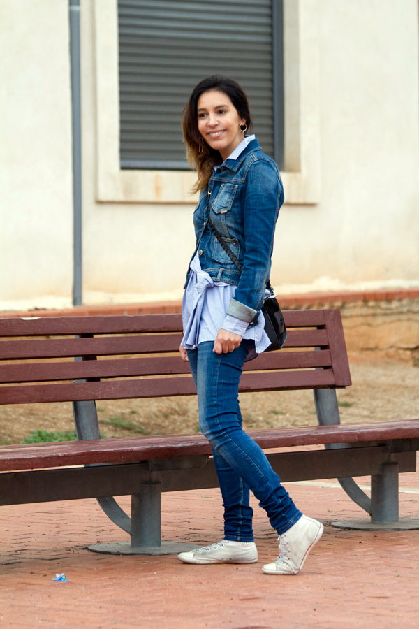 Chaqueta denim de Stradivarius. Camisa con nudo y bordado en la espalda de Zara. Jeans de Zara. Zapatillas blancas Corvers. Bolso Zara. Pendientes de Mango. Gafas de sol Mango. Denim jacket by Stradivarius. Shirt with knot and embroidery on the back of Zara. Jeans of Zara. White slippers Converse. Bag of Zara. Earrings of Mango. Sunglasses of Mango.