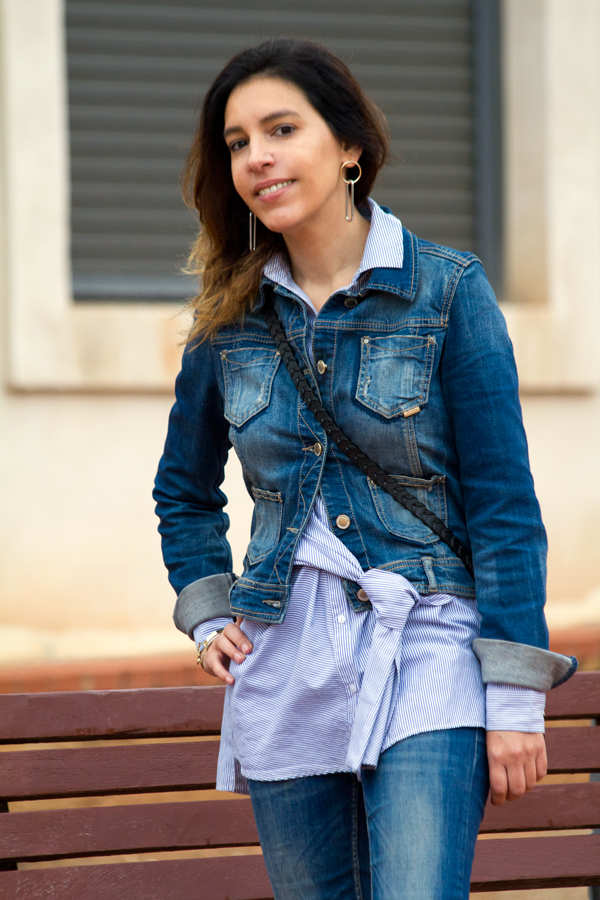 Chaqueta denim de Stradivarius. Camisa con nudo y bordado en la espalda de Zara. Jeans de Zara. Zapatillas blancas Corvers. Bolso Zara. Pendientes de Mango. Gafas de sol Mango. Denim jacket by Stradivarius. Shirt with knot and embroidery on the back of Zara. Jeans of Zara. White slippers Converse. Bag of Zara. Earrings of Mango. Sunglasses of Mango.
