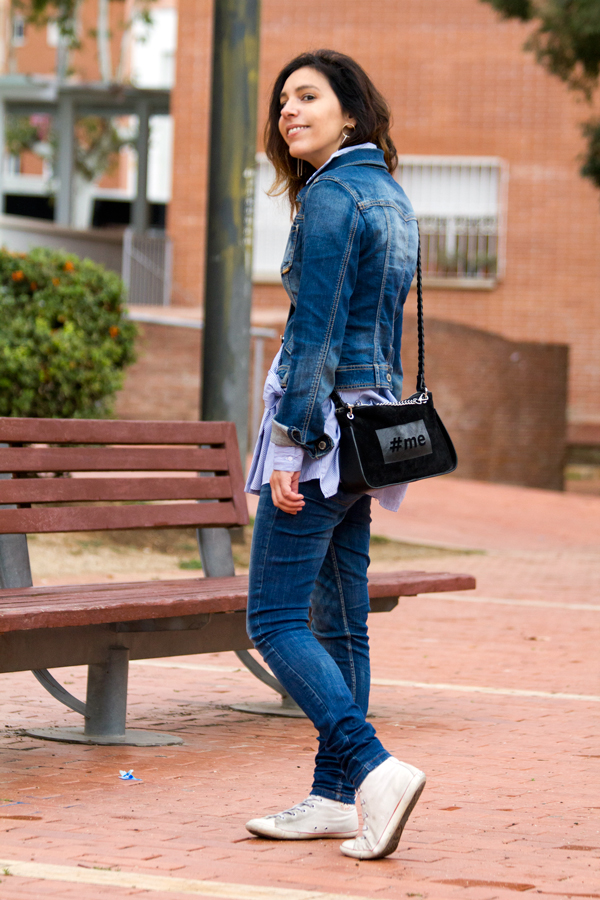 Chaqueta denim de Stradivarius. Camisa con nudo y bordado en la espalda de Zara. Jeans de Zara. Zapatillas blancas Corvers. Bolso Zara. Pendientes de Mango. Gafas de sol Mango. Denim jacket by Stradivarius. Shirt with knot and embroidery on the back of Zara. Jeans of Zara. White slippers Converse. Bag of Zara. Earrings of Mango. Sunglasses of Mango.