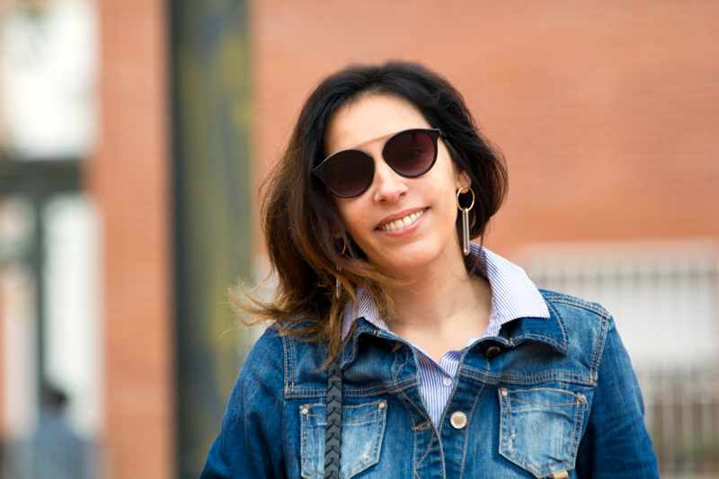 Chaqueta denim de Stradivarius. Camisa con nudo y bordado en la espalda de Zara. Jeans de Zara. Zapatillas blancas Corvers. Bolso Zara. Pendientes de Mango. Gafas de sol Mango. Denim jacket by Stradivarius. Shirt with knot and embroidery on the back of Zara. Jeans of Zara. White slippers Converse. Bag of Zara. Earrings of Mango. Sunglasses of Mango.