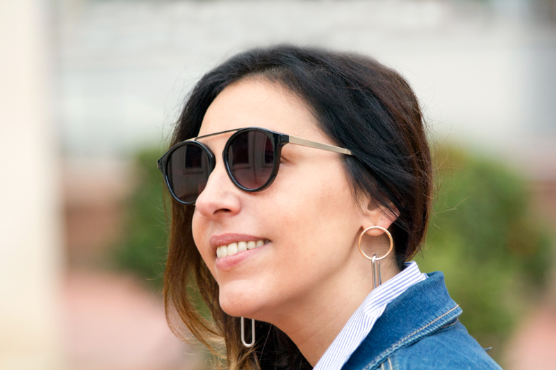 Chaqueta denim de Stradivarius. Camisa con nudo y bordado en la espalda de Zara. Jeans de Zara. Zapatillas blancas Corvers. Bolso Zara. Pendientes de Mango. Gafas de sol Mango. Denim jacket by Stradivarius. Shirt with knot and embroidery on the back of Zara. Jeans of Zara. White slippers Converse. Bag of Zara. Earrings of Mango. Sunglasses of Mango.