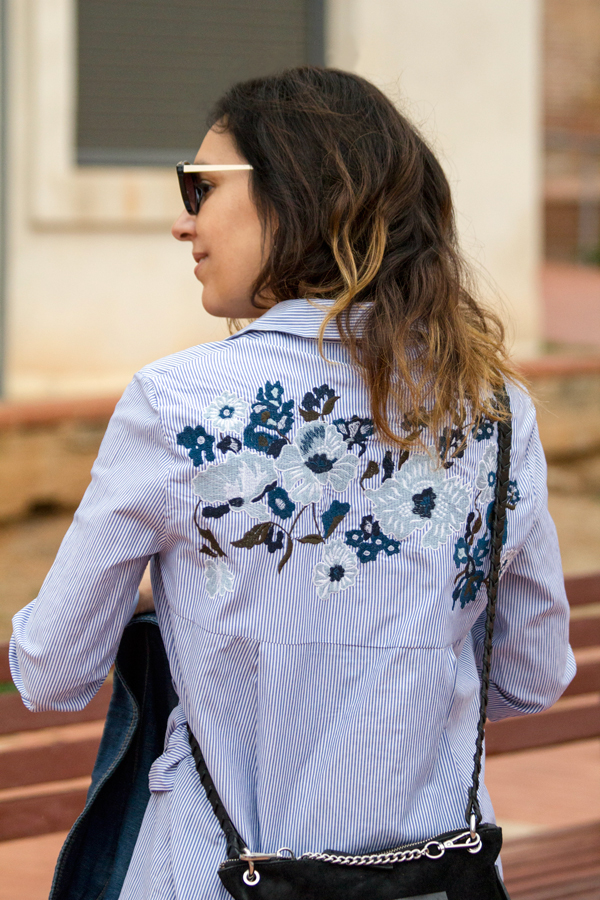 Chaqueta denim de Stradivarius. Camisa con nudo y bordado en la espalda de Zara. Jeans de Zara. Zapatillas blancas Corvers. Bolso Zara. Pendientes de Mango. Gafas de sol Mango. Denim jacket by Stradivarius. Shirt with knot and embroidery on the back of Zara. Jeans of Zara. White slippers Converse. Bag of Zara. Earrings of Mango. Sunglasses of Mango.