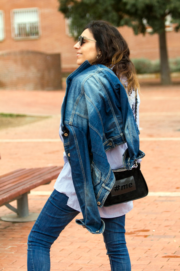 Chaqueta denim de Stradivarius. Camisa con nudo y bordado en la espalda de Zara. Jeans de Zara. Zapatillas blancas Corvers. Bolso Zara. Pendientes de Mango. Gafas de sol Mango. Denim jacket by Stradivarius. Shirt with knot and embroidery on the back of Zara. Jeans of Zara. White slippers Converse. Bag of Zara. Earrings of Mango. Sunglasses of Mango.