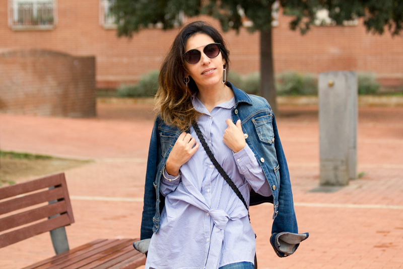 Chaqueta denim de Stradivarius. Camisa con nudo y bordado en la espalda de Zara. Jeans de Zara. Zapatillas blancas Corvers. Bolso Zara. Pendientes de Mango. Gafas de sol Mango. Denim jacket by Stradivarius. Shirt with knot and embroidery on the back of Zara. Jeans of Zara. White slippers Converse. Bag of Zara. Earrings of Mango. Sunglasses of Mango.