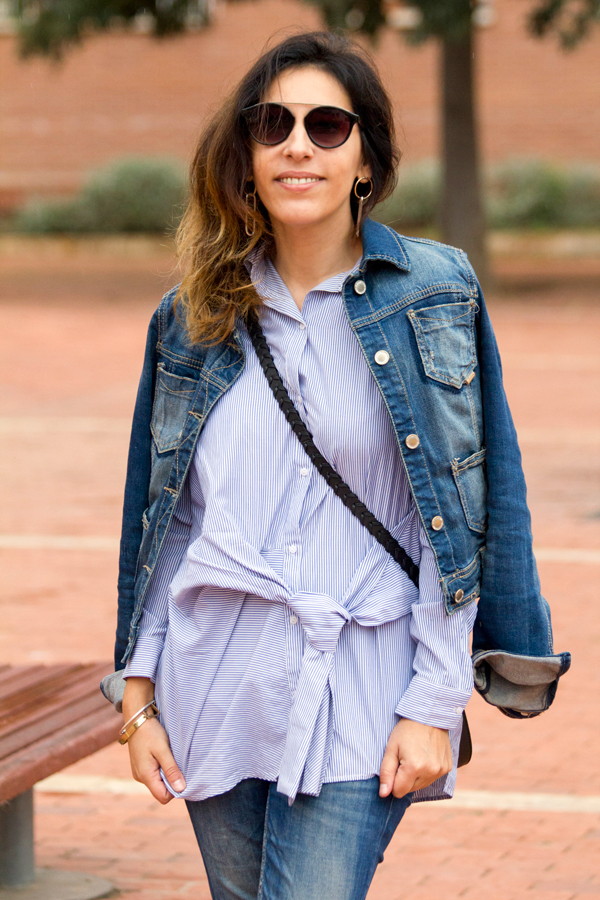 Chaqueta denim de Stradivarius. Camisa con nudo y bordado en la espalda de Zara. Jeans de Zara. Zapatillas blancas Corvers. Bolso Zara. Pendientes de Mango. Gafas de sol Mango. Denim jacket by Stradivarius. Shirt with knot and embroidery on the back of Zara. Jeans of Zara. White slippers Converse. Bag of Zara. Earrings of Mango. Sunglasses of Mango.
